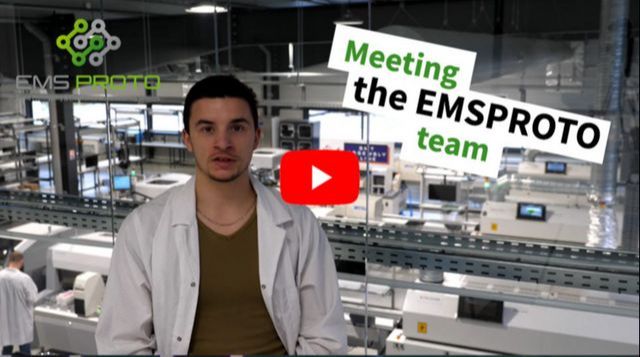 Miniature video on the presentation of the EMS FACTORY team.
In the foreground we see an electronic engineer in a white coat. In the background, you can see the machines of the production plant.